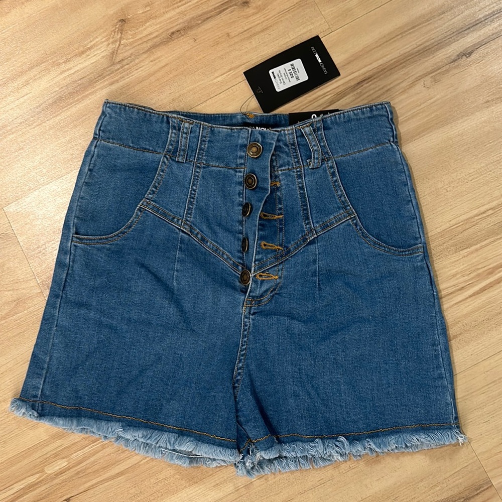 BNWT Fashion Nova stretch jean shorts!